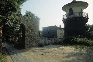 Sangerhausen. Das sogenannte Husarenpförtchen mit Turm