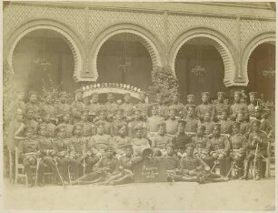1. Esquadron von 1879, Reserve, achtundvierzig Soldaten in Uniform, Mütze teils mit Orden, vorwiegend Brustbilder