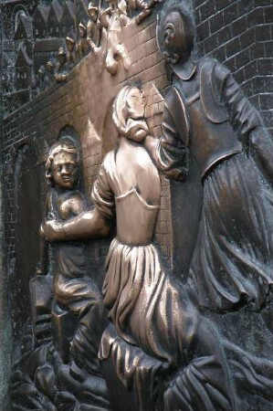 Prag - Abgegriffenes Relief : Angeblich wundertätiges Relief auf der Karlsbrücke. Aufgenommen 2004 in Prag