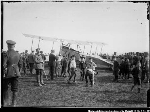 Notgelandetes Militärflugzeug auf dem Exerzierplatz Wolfenbüttel (älterer Positivabzug vorhanden)