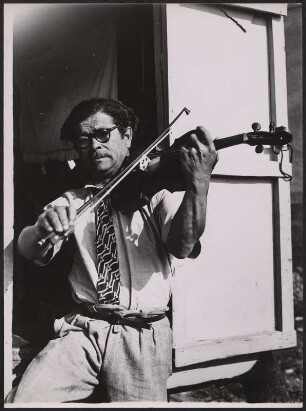 Rom beim Spielen von traditionellen Musikstücken