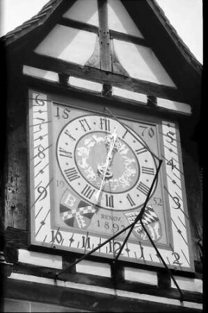 Tübingen-Bebenhausen: Uhr im Giebel