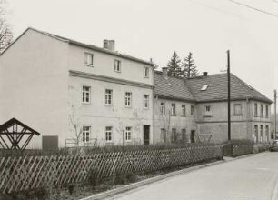 Kreischa-Lungkwitz (Weißeritzkreis). Ehem. Grundschule, Spitzbergstraße 2. Straßenansicht mit Erweiterungsbau (1886)