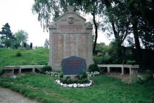 Ehrenmal und Ehrentafel für die Gefallenen 1. und 2. WK am Eingang zum Friedhof
