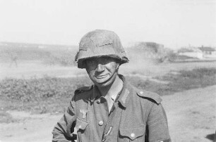Zweiter Weltkrieg. Frontbilder. Ukraine. Soldat der deutschen Wehrmacht auf einer unbefestigten Landstraße