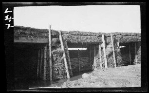 Kowno (=Kaunas, Litauen): "Unterstände" aus Holzstämmen, Holzbalken, Reisig, Stroh und Torf (Rückansicht)