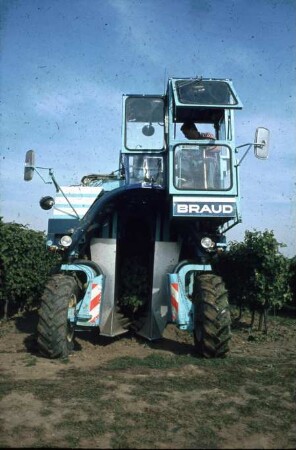 Fotografie: Weinbau, Erntetechnik, Erntemaschine