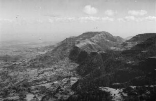 Ausblick vom Nordgipfel : Panoramablick vom Nordgipfel des Gara Muleta-Gebirges (3150 m). Gegen Südosten: Tal, Gara Muleta-Ostmassiv und -Zentralstock.