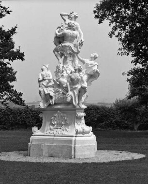 Kopien der erhaltenen Personifikationen der vier Elemente druch mythologische Szenen — Erde