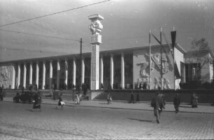 Bukarest: Außenansicht der Ausstellung