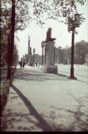 Ost-West-Achse und Siegessäule mit Fahnenschmuck