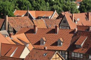 Quedlinburg - Ziegeldächer : Blick aus dem Schlossgarten auf Ziegeldächer. Aufgenommen am 20. Juli 2012 in Quedlinburg
