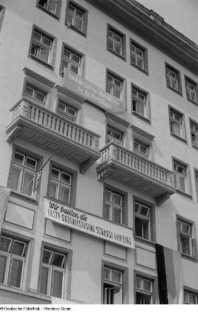 Blick auf die Fassade eines Wohnbaus in der Windmühlenstraße in Leipzig