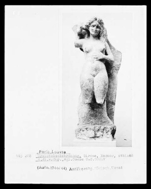 Bekrönung einer Grabstele: Sirene