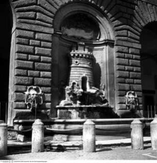 Brunnen mit Turm und Stadtwappen