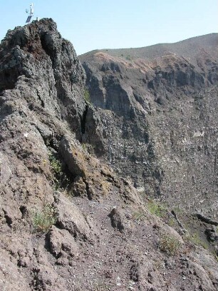 Neapel - Vesuvgipfel mit Lavagestein : Der Vesuv bei Neapel, aufgenommen 2004, ist ein beliebtes Touristenziel