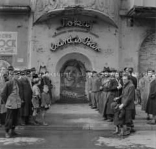 Clown Grock vor der kriegszerstörten "Skala".