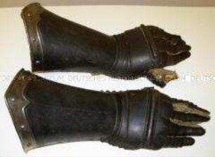 Handschuhe für einen Harnisch, ein Paar