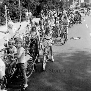Schützen- und Volksfest: Veranstalter Heimatring und Ahrensburger Schützengilde: Umzug: Kindergruppe auf Fahrrädern, 26. August 1973