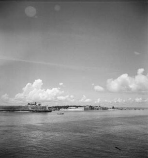 Hafen : Blick zu einem Hafen an der Nordspitze der Ilha de Mocambique, links Fort São Sebastião