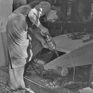 Die Handwerkliche Kunst des Kahnbaues in Kaupen bei Lübbenau. : Rjemjeslniske wuměłstwo čołmotwarstwa na Kupach pola Lubnjowa.