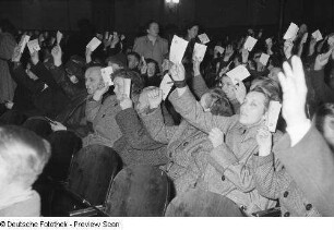Abstimmung bei der Elternbeiratswahl der 42. Grundschule im Filmpalast