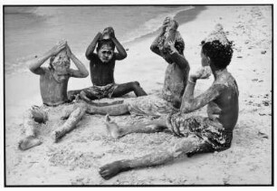 Salomonen. Spielende Kinder am Strand