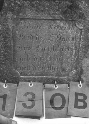 Grabstein 130 (Index: 100008963) Zustand: linker Rank abgebröckelt, Rückseite leicht verwittert Maße HxBxT: 65x34x7 cm Besonderheit: Kindergrab: Grabstein 130B