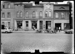 Bernau, Ernst-Thälmann-Straße (Bürgermeisterstraße) 12. Wohnhaus mit Laden (Schuhhaus Kuschel). Straßenfront