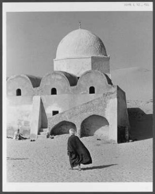 Dorf der Souf-Region : Gebäude in einem Dorf der Souf-Region in der Nähe der algerischen Stadt El Oued. Die Gebäude weisen die für die Souf-Region charakteristischen Kuppeldächer auf. Im Hintergrund sind nahe Wanderdünen erkennbar