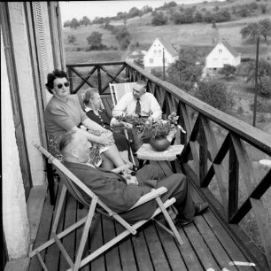 Nidda (Wetteraukreis). Feriengäste auf dem Balkon ihres Bungalows