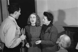 Aufnahmen der Opernsängerin Frida Leider, Leiterin des Gesangsstudios der Staatsoper Berlin, beim Gesangsunterricht mit ihren Schülern : Frida Leider (3. von links) beim Unterricht mit zwei Schülern