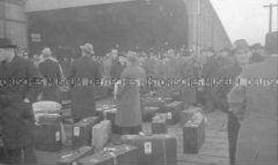 Selbstversenkung des Hochseepassagierdampfers "Columbus" am 19. Dezember 1939, während der Überführung von Besatzungsangehörigen vom Internierungslager auf Ellis Island in das Internierungslager auf Angel Island, Kalifornien, hier wartend am Hafen für den Umstieg vom Zug auf einen Dampfer
