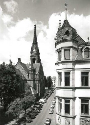 Dresden-Neustadt. Martin-Luther-Kirche (1883/1887; E. Giese, P. Weidner). Ansicht von Osten mit Wohnhaus Pulsnitzer Straße 1