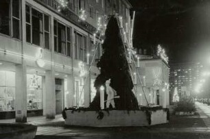 Dresden. Striezelmarkt bei Nacht. Ernst-Thälmann-Straße mit Weihnachtspyramide