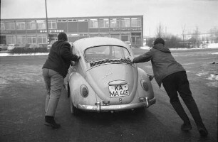Anschieben eines liegen gebliebenen Autos