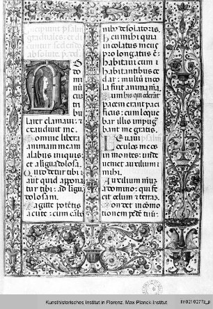 Libro da compagnie laicali: Officia Beatae Mariae Virginis et Defunctorum; Psalmi poenitales et graduales : Incipiunt Psalmi Graduales: Textseite mit floraler Randleistenbordüre mit Bordürenstab, Tierfiguren (Affen), historisierter Initiale A mit Jungfrau Maria