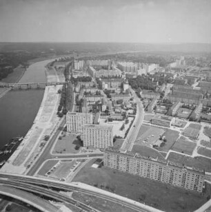 Dr.-Rudolf-Friedrichs-Brücke (Carolabrücke) am Südufer der Elbe in Dresden : Blickrichtung Osten zur Pirnaischen Vorstadt und nach Dresden-Johannstadt