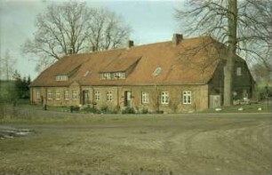 Altfresenburg 15: traufständige Landarbeiter-Mehrfamilienkate, Backsteinmauerwerk: Straßenfront mit Eingangstüren, Giebelseite