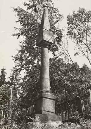 Winzersäule : Dresden-Loschwitz. Winzersäule mit Sonnenuhr im Garten der Stürenburgschen Villa, Veilchenweg 9