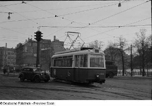 Straßenbahn an einer Kreuzung in der Innenstadt