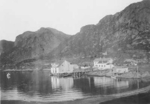 Landungsbrücke und Fischerhäuser in der Bucht des Vest-Fjords gegen Digermulenkollen : Digermulen auf Hinnöy/Lofoten (Norwegen). Landungsbrücke und Fischerhäuser in einer Bucht des Vestfjords gegen Digermulenkollen (388 m)