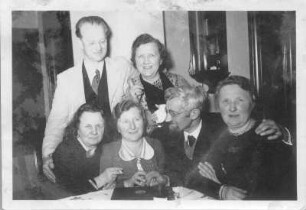 Gruppenbild mit Etha, Eleonore und Hans Richter