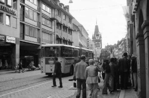 Freiburg: Kaiser-Joseph-Straße in der Fußgängerzone mit Omnibus und Straßenbahn