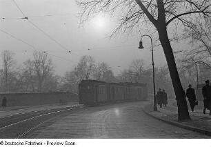Straßenbahn und Passanten im Gegenlicht