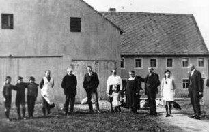 Wilsdruff-Limbach. Limbacher Mühle mit Familie Hohlfeld (v. links) Gerhard, Helmut und Werner Hohlfeld, Emma Hohlfeld, geb. Naumann, Oswald Naumann, Rudolf Hohlfeld; (2. v. rechts) Gertrud Hohlfeld, um 1933, Repro