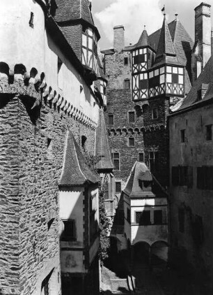 Burg Eltz — Innenhof