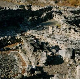 Phaistos. Palast. Blick in die Stadtgrabungen unterhalb des Westhofs