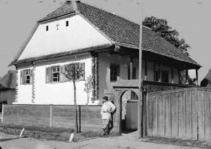 Satul Romanesti, Bukaresti: Haus am Olt in Dragus, Eingang mit Bauer