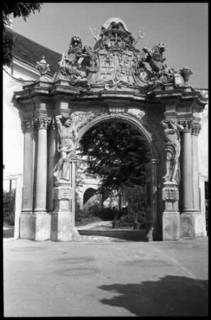 Wiener Neustadt: Barockportal zum Pfarrhof